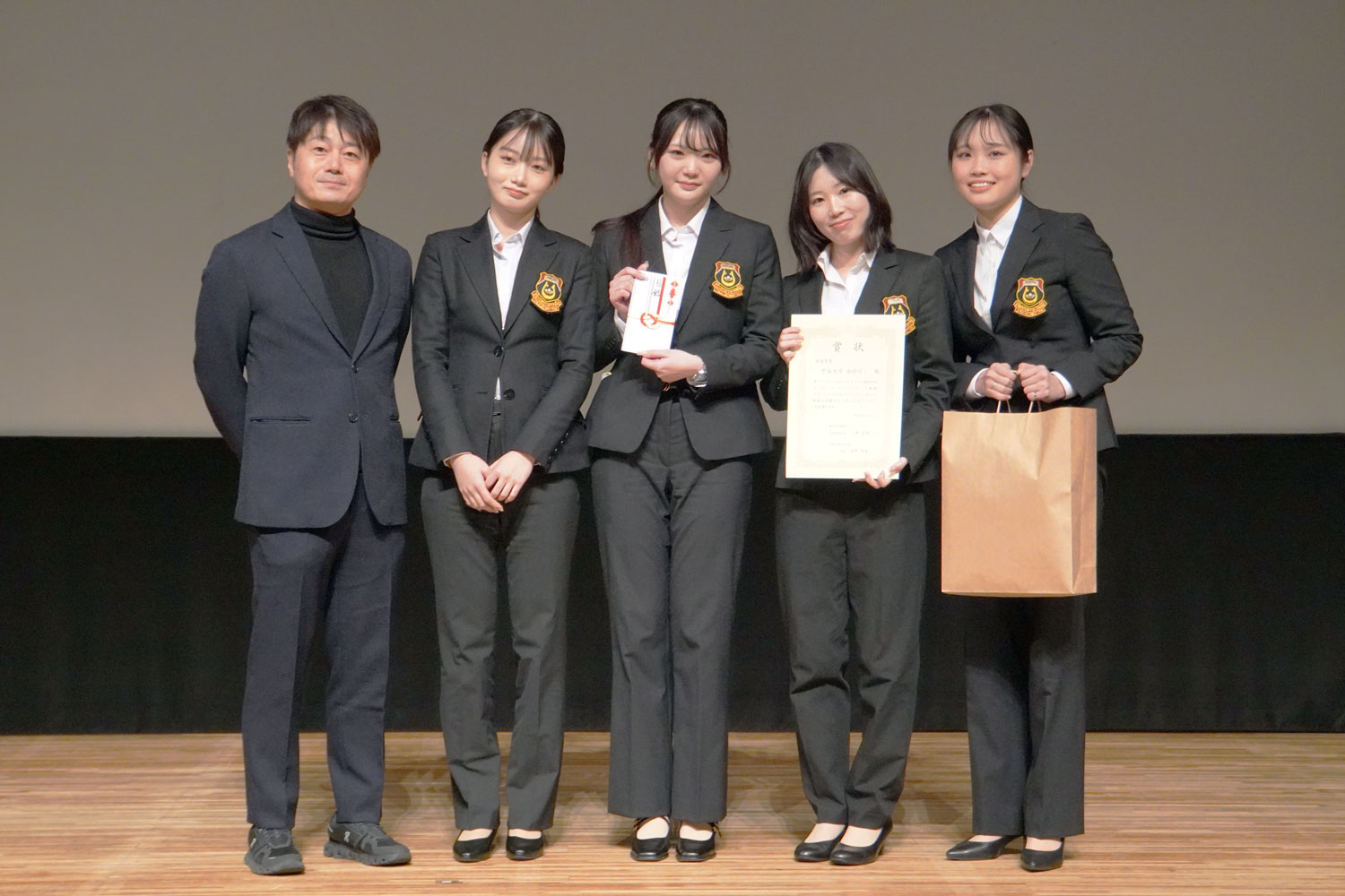 審査委員長の株式会社ZERO-ONE 葦原 一正 代表取締役(左)と甲南大学 西村ゼミ