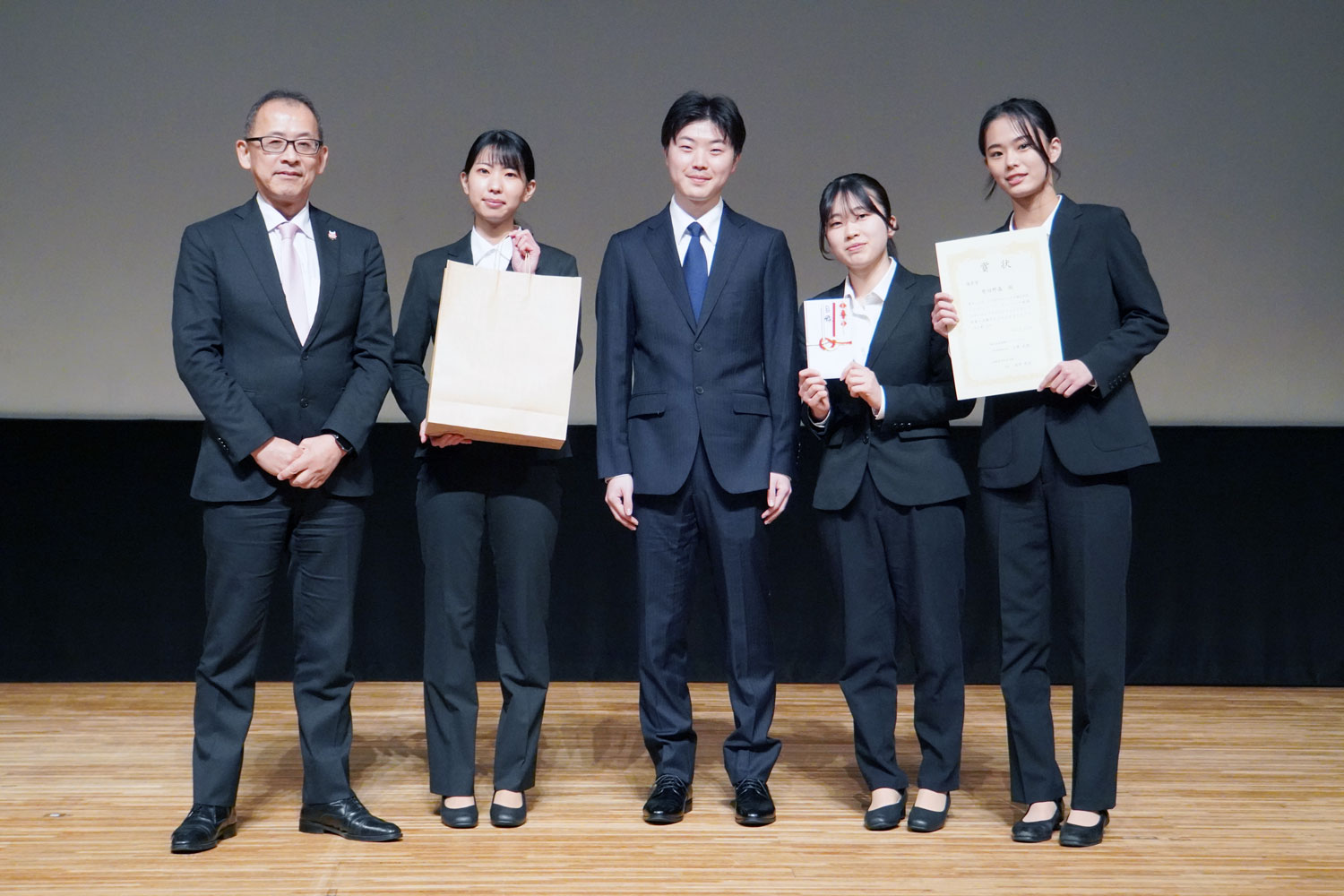 株式会社姫路ヴィクトリーナ 上原 光徳 代表取締役社長(左)と原田野森チーム