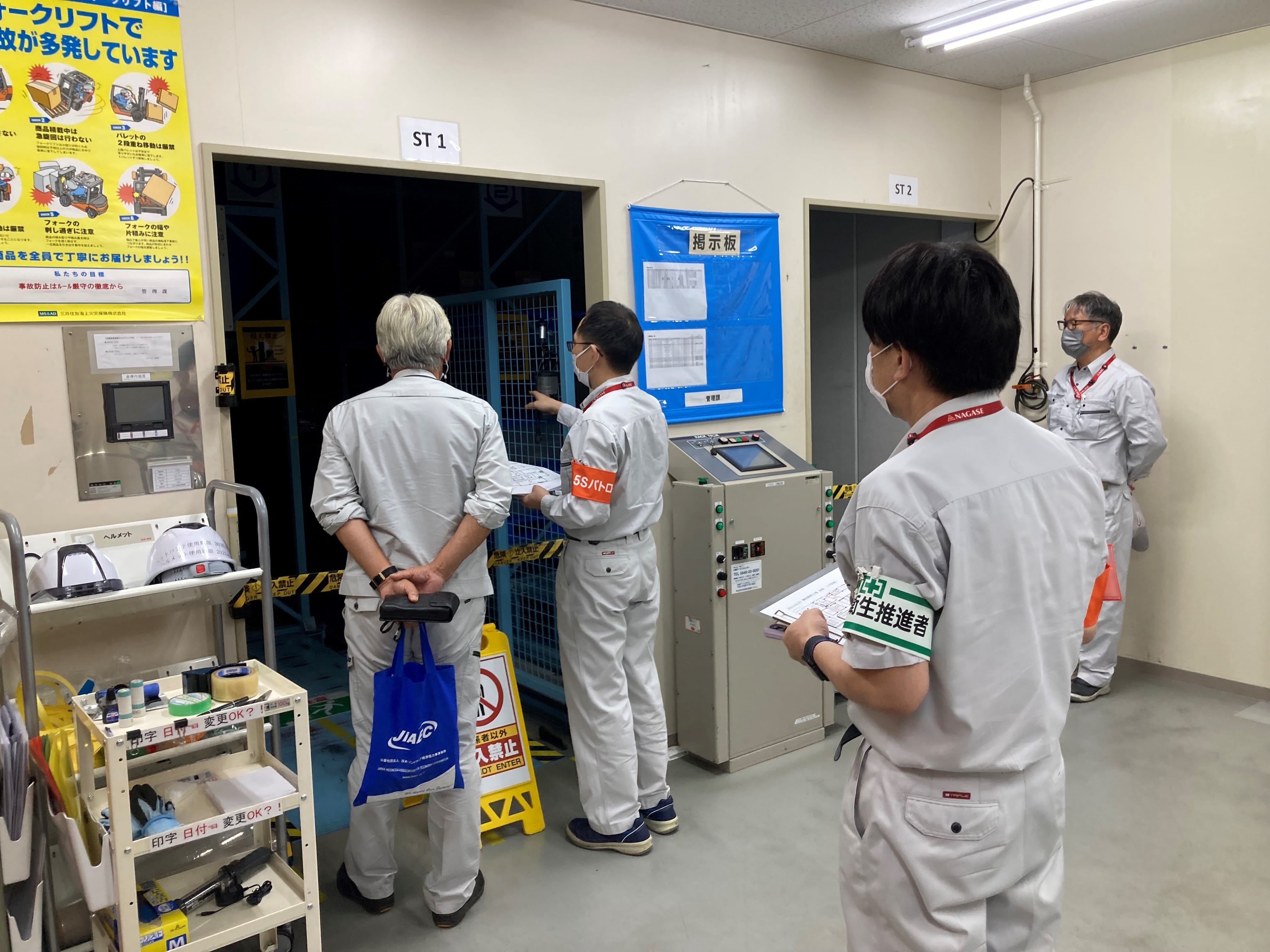労働安全衛生コンサルタントによる職場巡視の様子