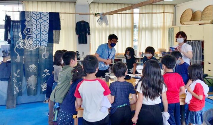 Scene from Mr. Mitani's Indigo Dyeing Workshop for Children